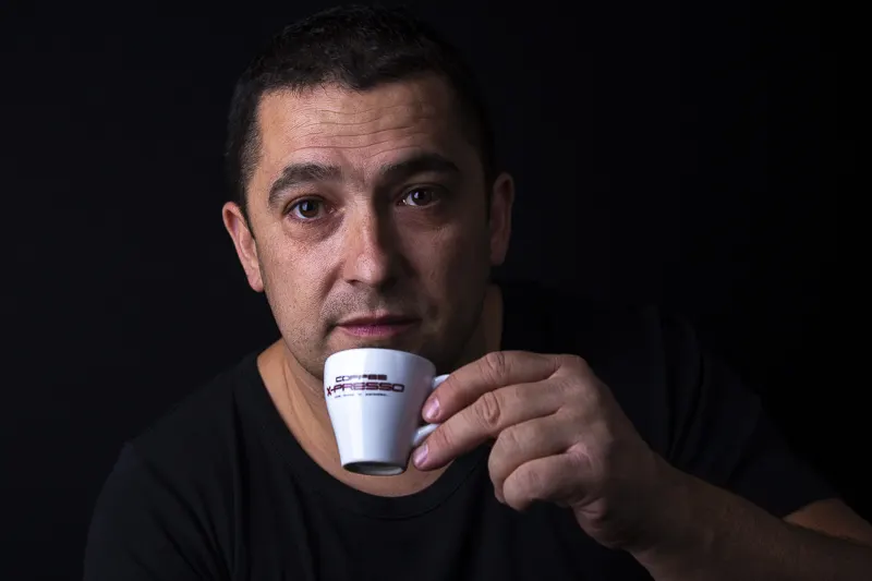Kávés Laci egy csésze X-Presso eszpresszóval